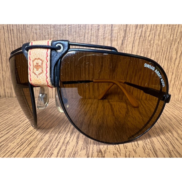 Authentic Vintage SWISS ARMY 4000 Aviator Sunglasses w/ Gradient Lenses - Picture 2 of 7